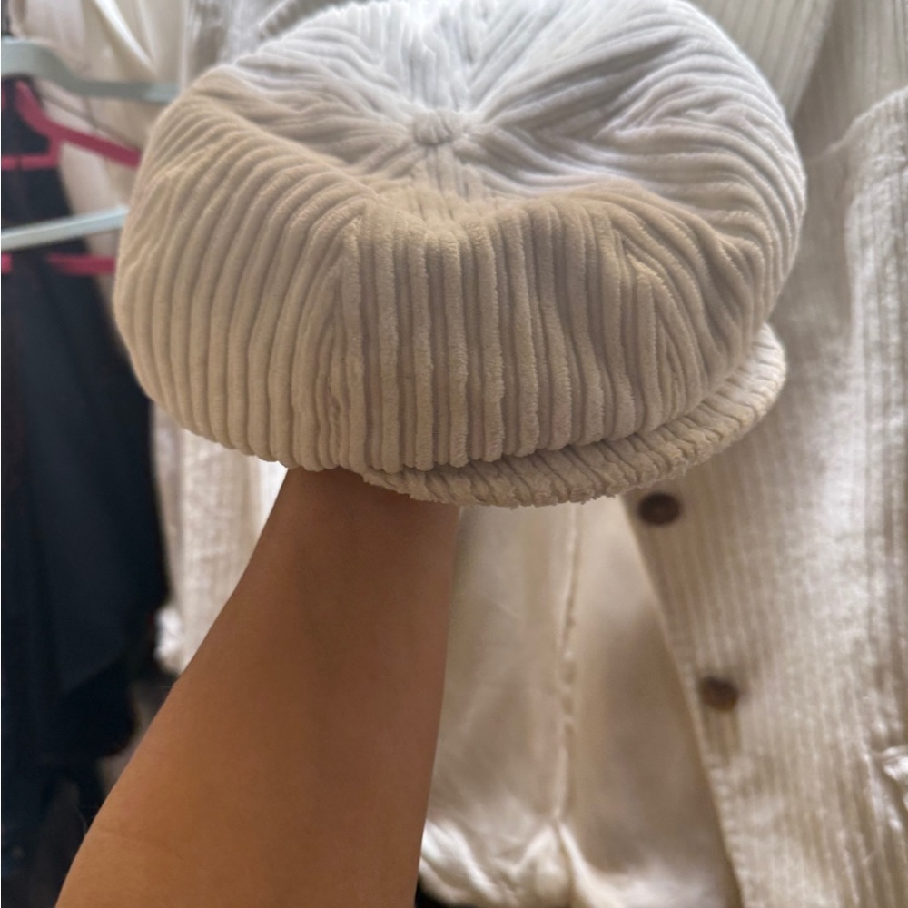 Dolce Gabbana white corduroy vintage pantsuit with matching hat. - Picture 15 of 15